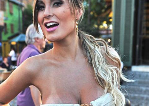 Andressa Urach sensualiza em meio a turistas em Buenos Aires